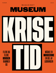 Forside af Magasinet MUSEUM Forår 2024. Med store tabloid-agtige bogstaver, står der krisetid. Forsidens baggrundsfarve er orange. Med mindre skrift står: Flere og flere kriser rammer os. Måske er museerne en del af løsningen.