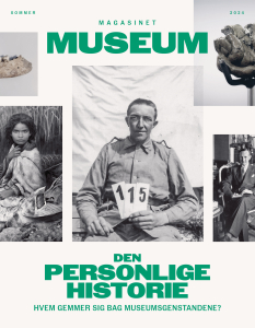 Forsiden af Magasineet MUSEUM nr. 2, 2024. En collage af fotos i sort hvid. Stenalderpigen Lola. En mand, der holder et skilt med tallet 115. Samt udsnit af andre fotos. Bladets navn og teksten: Den personlige historie, står skrevet med grøn.