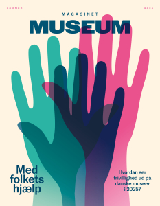 Forside Magasinet Museum, nr. 2, 2025. Grafik med silhouetter af tre hænder i henholdsvis grøn, rød og gennemsigtig grå. Tekst: Med folkets hjælp. Hvordan ser frivillighed ud på danske museer i 2025?